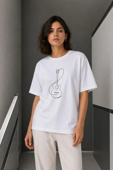 Kadın Minimal Gitar Baskılı Tişört T-shirt Yazlık Kısa Kol Bisiklet Yaka T-shirt  - Beyaz ürün görseli 1