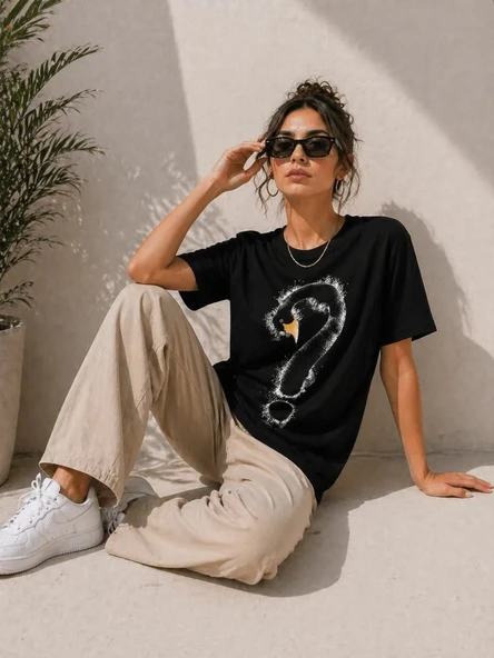 Kadın Kuğu Figürlü Soru İşareti Baskılı Tişört Kısa Kol T-shirt - Siyah ürün görseli 1