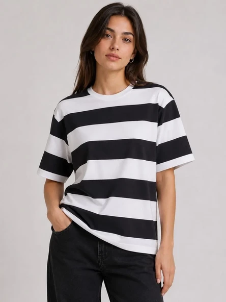 Kadın Çizgili Oversize Tişört Bisiklet Yaka Kısa Kol Yazlık T-shirt - Siyah ürün görseli 1