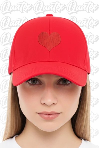 Quatex Kalp Nakışlı Şapka – Kırmızı %100 Pamuk Gabardin Unisex Model ürün görseli 1