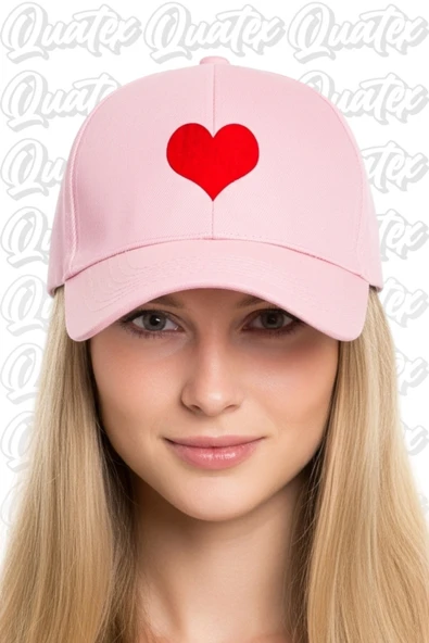 Quatex Kalp Nakışlı Şapka – Pembe %100 Pamuk Gabardin Unisex Model ürün görseli 1
