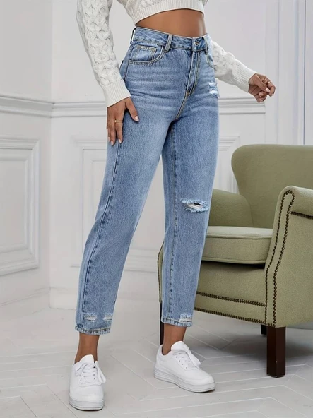 Kadın Açık Mavi Yırtık Mom Fit Kot Pantolon ürün görseli 1