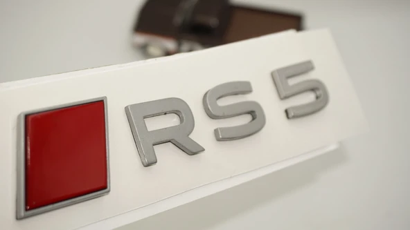 DK Tuning RS5 2025+ Bagaj Gümüş Kırmızı Yazı Logo Arma Audi İle Uyumlu ürün görseli 1