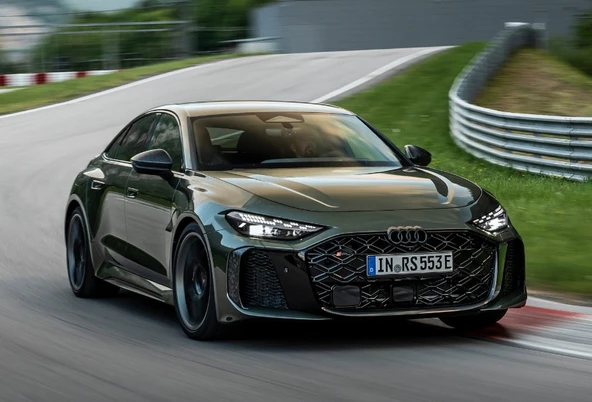 DK Tuning RS 2025+ Bagaj Gümüş Kırmızı Yazı Logo Arma Audi İle Uyumlu ürün görseli 1