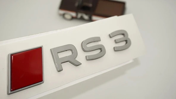 DK Tuning RS3 2025+ Bagaj Gümüş Kırmızı Yazı Logo Arma Audi İle Uyumlu ürün görseli 1