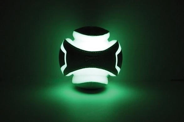 Chuckit Kick Fetch Max Glow Gece Parlayan Oyun Topu ürün görseli 1