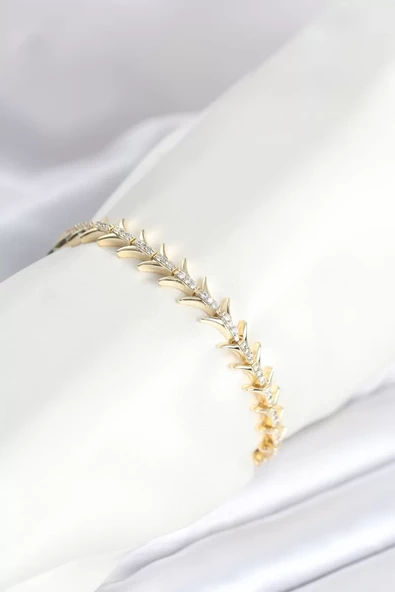 Pirinç Gold Renk Balık Sırtı Model Zirkon Taşlı Kadın Bileklik - TJ-BB8027 ürün görseli 1