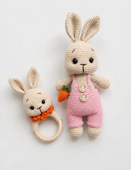 Açık Pembe Tulumlu Havuçlu Sempatik Tavşan Uyku Arkadaşı ve Çıngırak Takımı Amigurumi Organik Oyuncak ürün görseli 1
