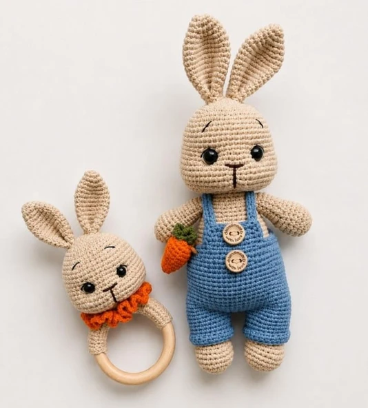 Kot Mavisi Tulumlu Havuçlu Sempatik Tavşan Uyku Arkadaşı ve Çıngırak Takımı Amigurumi Organik Oyuncak ürün görseli 1