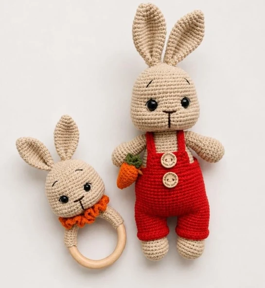 Kırmızı Tulumlu Havuçlu Sempatik Tavşan Uyku Arkadaşı ve Çıngırak Takımı Amigurumi Organik Oyuncak ürün görseli 1