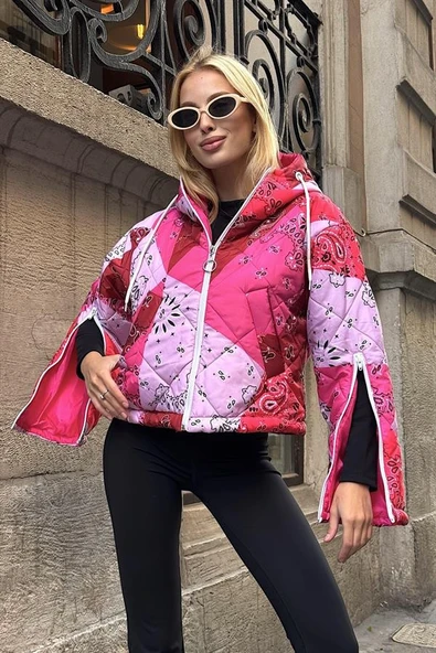 Pembe Desenli Kapüşonlu Kolları Fermuarlı Kısa Şişme Mont ürün görseli 1