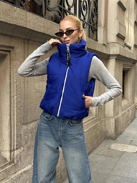 Saks Mavi Sırtı Taş İşlemeli Dik Yaka Kısa Şişme Yelek ürün görseli 1