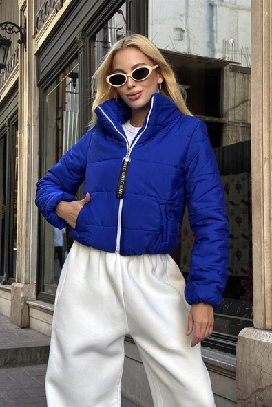 Saks Mavi Sırtı Taş Baskılı Dik Yaka Kısa Şişme Mont ürün görseli 1