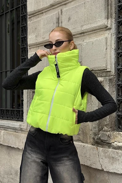Neon Yeşil Sırtı Taş İşlemeli Dik Yaka Kısa Şişme Yelek ürün görseli 1
