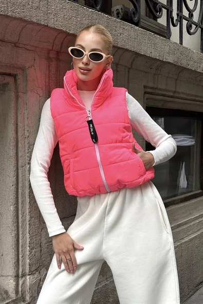 Pembe Sırtı Taş İşlemeli Dik Yaka Kısa Şişme Yelek ürün görseli 1