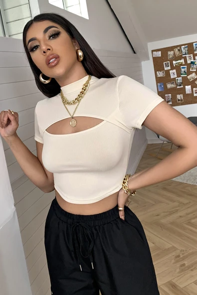 Kadın Ekru Göğüs Dekolteli Yarım Kollu Cut Out Crop Top Bluz ürün görseli 1