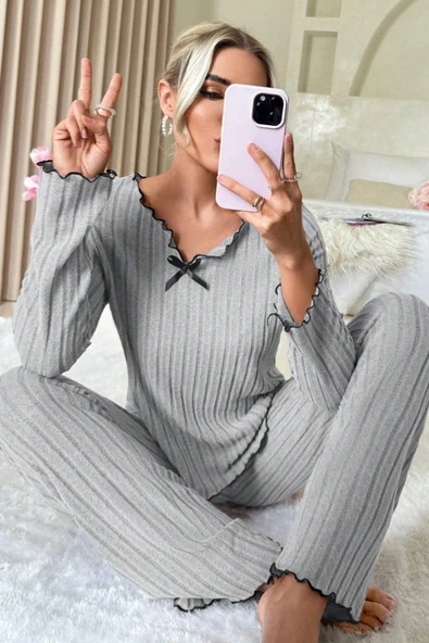 Kadın Gri Çizgili Uzun Kollu Fiyonk Detaylı Pijama Takımı Rahat Mevsimlik ürün görseli 1