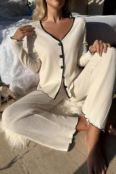 Kadın Beyaz Örme Kumaş V Yaka Düğmeli Rahat Şık Pijama Takımı ürün görseli 1