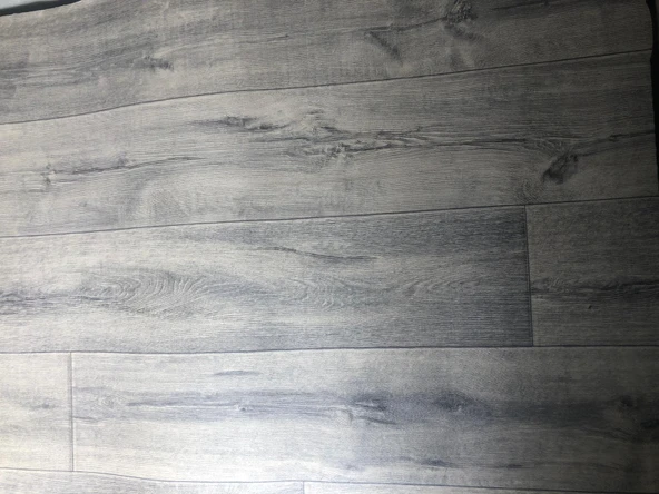 Desenli PVC Zemin Kaplama EN:100CM BOY:120CM ETRAFI DİKİLİ MUŞAMBA AHŞAP ürün görseli 1
