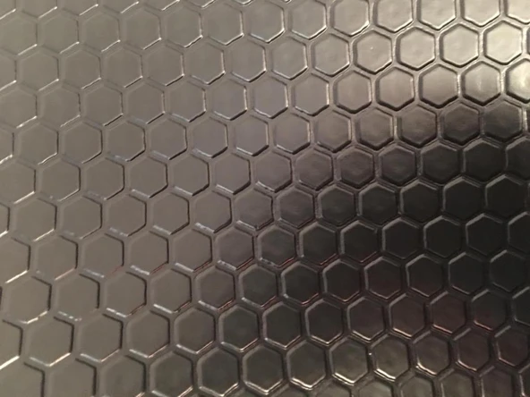 OTO ZEMİN KAPLAMA 2m X 2m PETEK DESENLİ pvc OTO YER DÖŞEMESİ ürün görseli 1