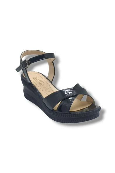 Selfie 4252-26 Rugan Çapraz Bant Dolgu Taban Fashion Kadın Sandalet(6cm) ürün görseli 1