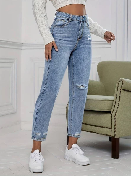 Kadın Açık Mavi Yırtık Mom Fit Kot Pantolon ürün görseli 1