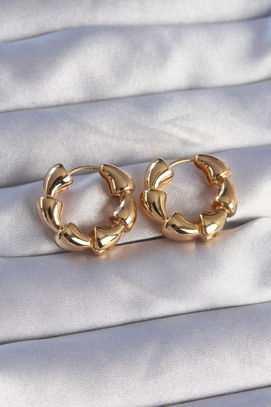 Pirinç Gold Renk Damla Kıvrım Tasarımlı Halka Küpe ürün görseli 1
