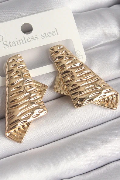 Pirinç Gold Renk İşleme Detaylı Katlanmış Kare Plaka Model Kadın Küpe ürün görseli 1