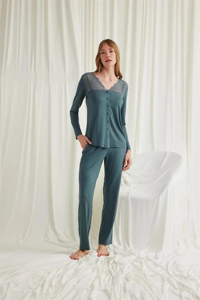 Yakası Omzu ve Paçası Dantelli Boydan Düğmeli Pijama Takımı ürün görseli 1