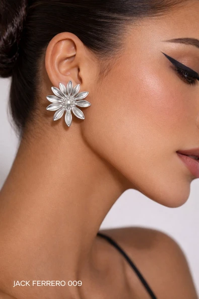 Gümüş Camellia Çivi Küpe ürün görseli 1