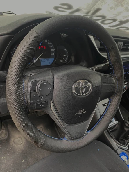 DİKİŞLİ DİREKSİYON KILIFI SİYAH / NOKTALI DERİ MAVİ DİKİŞLİ TOYOTA COROLLA 2002-2026 ARASI ürün görseli 1