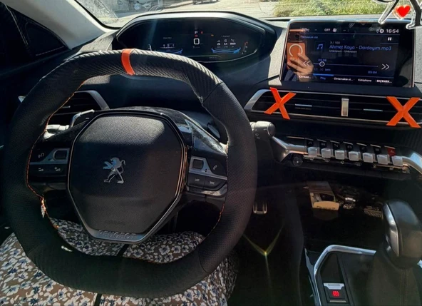 DİKİŞLİ DİREKSİYON KILIFI KARBON / NOKTA DERİ TURUNCU YÜZÜK TURUNCU DİKİŞ PEUGEOT 2008 3008 İÇİN ürün görseli 1