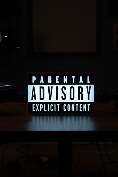 Parental Advisory Explicit Content Tasarımlı Dekoratif Aydınlatma (23X15cm) ürün görseli 1