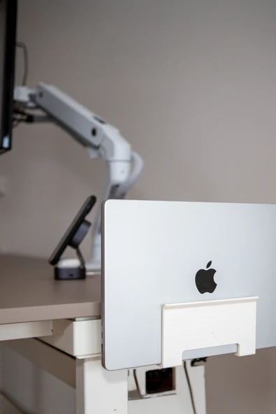 MacBook Pro Masa Sabitleme Aparatı ürün görseli 1