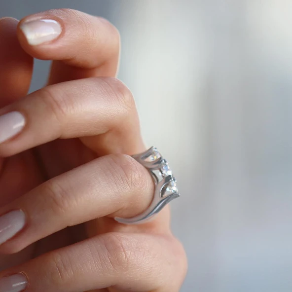 Üç Taşlı V Montür Sky Diamond Yüzük ürün görseli 1