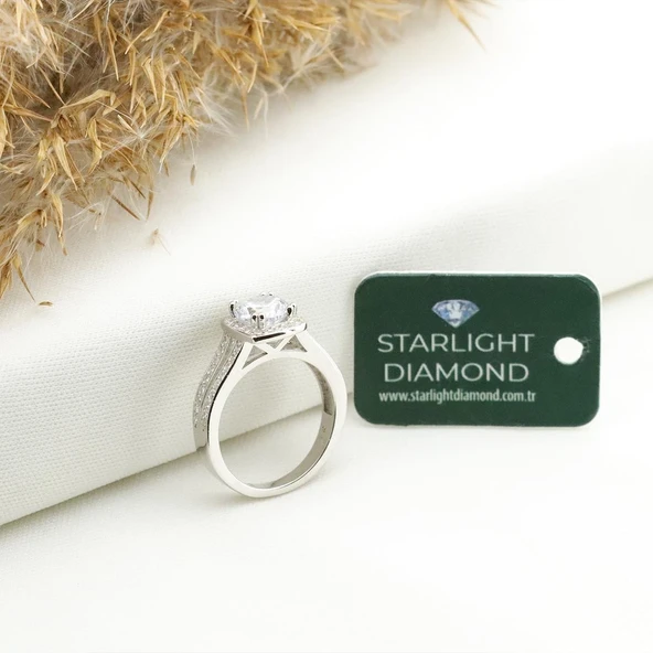 Çift Sıra Taş Geçişli Yanları Pırıltılı Taşlarla Süslenmiş Starlight Diamond Tektaş Gümüş Yüzük ürün görseli 1