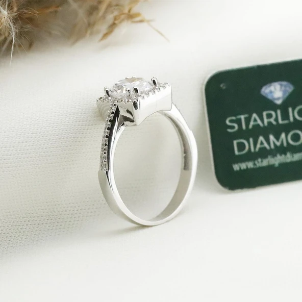 Yanları Pırıltılı Taşlarla Süslenmiş Kare 3.00 ct Starlight Diamond Tektaş ürün görseli 1