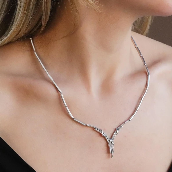 Düğüm Modeli Zirkon Taşlı Gümüş Gerdanlık ürün görseli 1