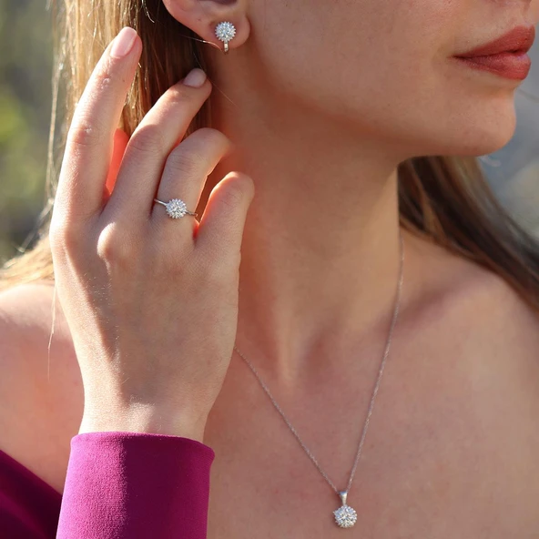 Etrafı Pırıltılı Taşlarla Çevrili Yuvarlak Montür Sky Diamond Gümüş Set ürün görseli 1
