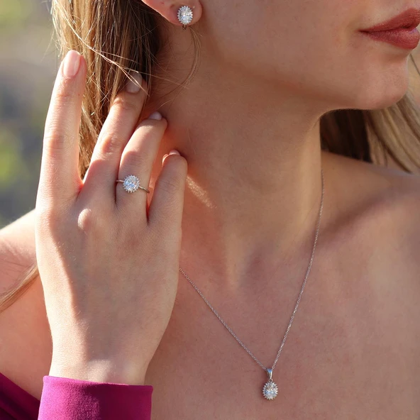 Etrafı Pırıltılı Taşlarla Çevrili Elips Montür Sky Diamond Gümüş Set ürün görseli 1