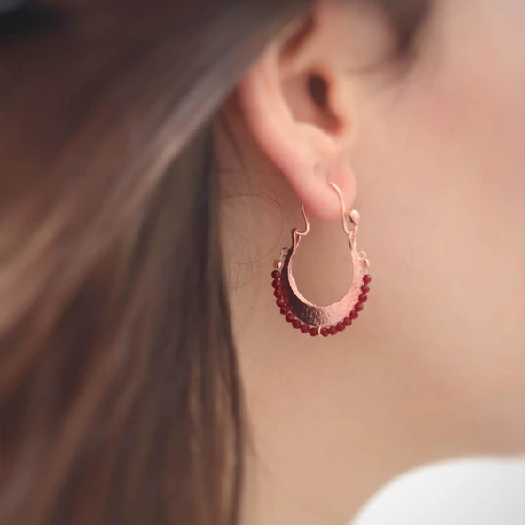 Kök Yakut Taşlı Otantik Rose Kaplama Gümüş Küpe ürün görseli 1