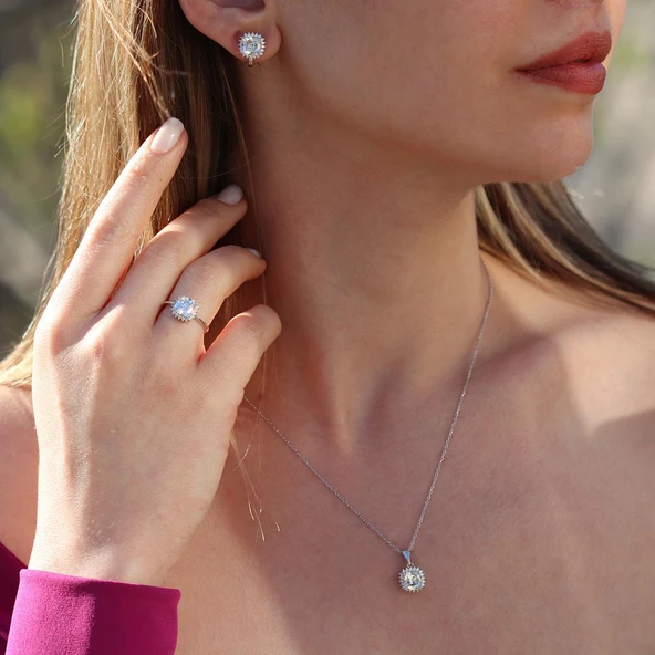 Etrafı Pırıltılı Taşlarla Çevrili Kare Montür Sky Diamond Gümüş Set ürün görseli 1
