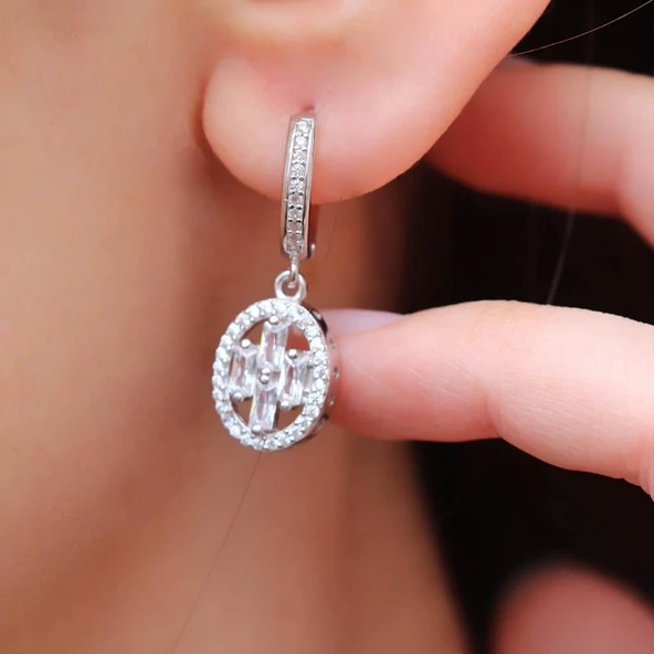 Starlight Diamond Elips Zirkon Taş Ortası 4 Baget Pırlanta Montür Gümüş Küpe ürün görseli 1