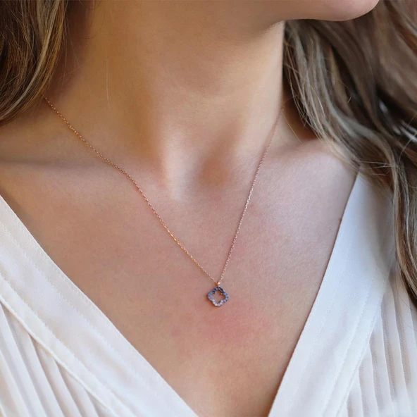 Mini Yonca Figürlü Rose Gold Kaplama Mavi Zirkon Taşlı Gümüş Kolye ürün görseli 1
