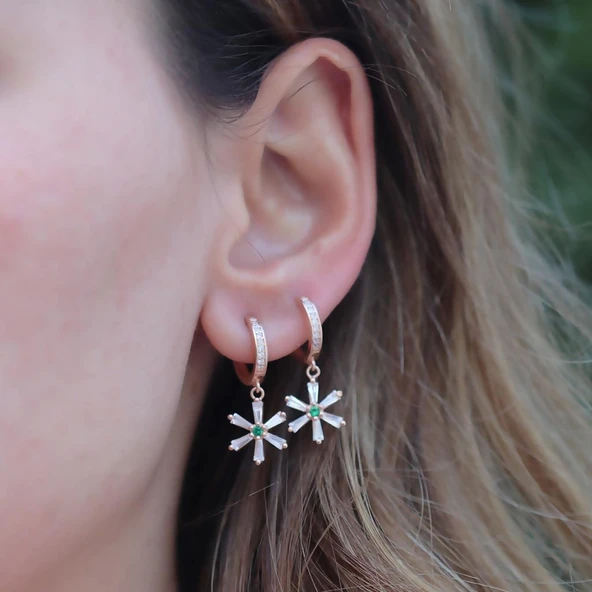 Zirkon Taşlı Çiçek Rose Gold Kaplama Gümüş Küpe ürün görseli 1