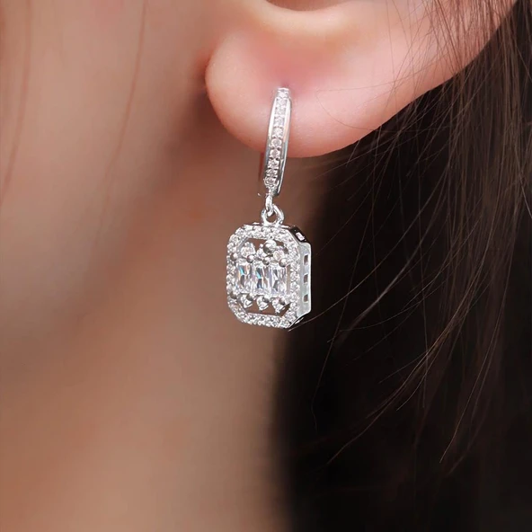 Starlight Diamond Zirkon Taş Ortası 3 Baget Pırlanta Montür Gümüş Küpe ürün görseli 1
