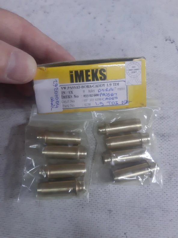takım fiyatıdır 8adet Volkswagen Motor Subap Gayd Takımı Kayıt Takım uyduğu modeller Ürün Açıklaması Aşağıda No:037103419B İMEKS No 4238 ürün görseli 1