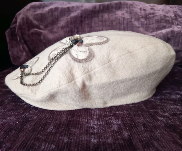 EL İŞİ TASARIM İTHAL KADIN  ŞAPKA BERE,NEFES ALABİLEN ASTARLI,BEJ ZİNCİR AKSESUARLI   27x23x11cm ürün görseli 1