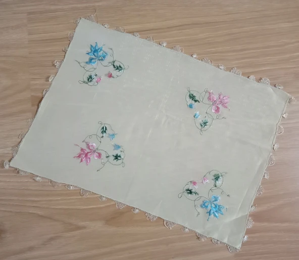 EL İŞİ KENARI OYALI SATEN MENDİL 21x30cm ürün görseli 1