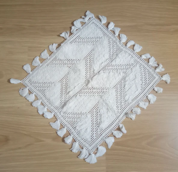 EL İŞLEMESİ BEYAZ DANTEL,KENARI PÜSKÜLLÜ SEHPA ÖRTÜSÜ 31x33cm ürün görseli 1
